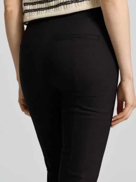 Spodnie o kroju slim fit z kantem Christian Berg Woman czarne