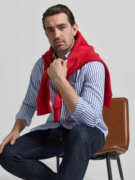 Koszula casual o kroju slim fit z kieszenią na piersi Gant niebieska