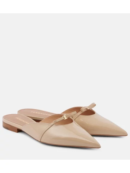 Papuci tip mules Ferragamo cu funde din piele de lac bej