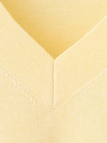Sweter z dzianiny z dekoltem w szpic waniliowy Kobieta M MANGO