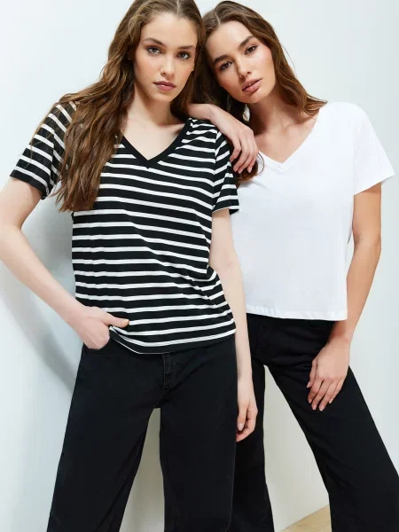 Tricou Trendyol tricotate cu decolteu în V alb