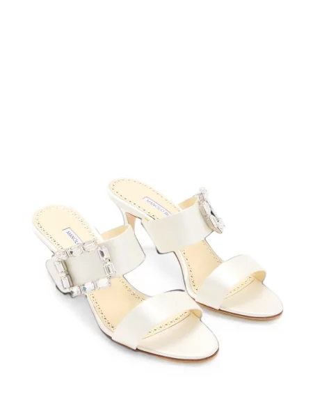 Sandale Manolo Blahnik din satin cu cataramă alb