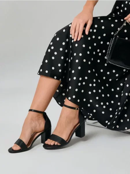 Босоніжки на стовпчастому підборі зі шкіряною устілкою чорний