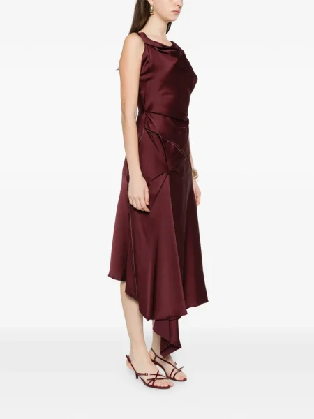 Rochie Victoria Beckham drapată de costum roșu
