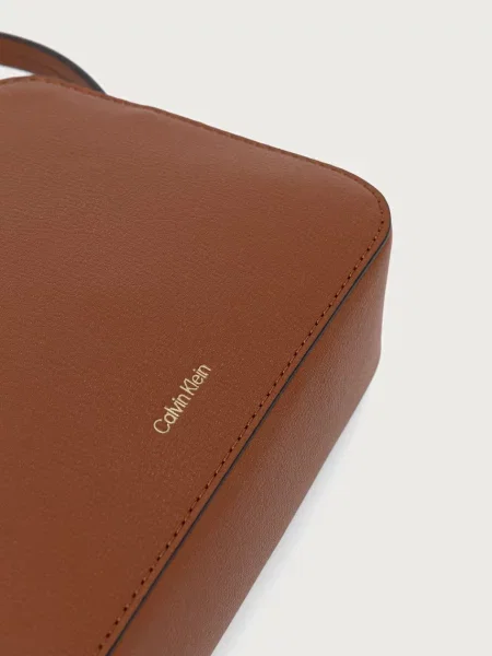 Calvin Klein Táska Foil Logo Elongated Camera Bag barna