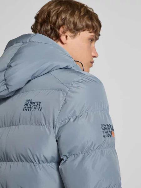 Kurtka pikowana z kapturem i bocznymi zapinanymi na błyskawiczny Superdry niebieska