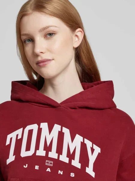 Bluza krótka z kapturem i nadrukiem z logo model ‘VARSITY’ Tommy Jeans bordowa