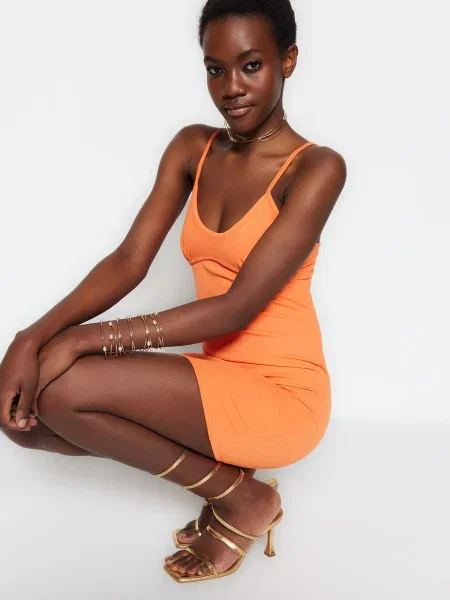 Dzianinowa sukienka wieczorowa Trendyol biznesowa pomarańczowa