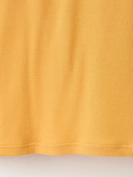 Prążkowana koszulka z golfem musztardowy Kobieta XS MANGO