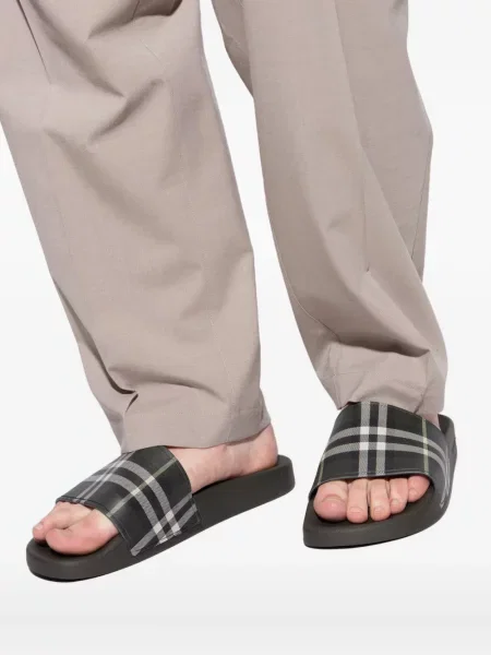 Papuci Burberry în carouri gri