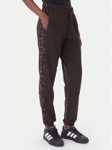 Adidas Spodnie dresowe Seasonal Essentials Leopard Print brązowy