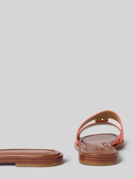 Sandałki ze skóry z aplikacją z metką model ERIN' Michael Michael Kors pomarańczowe