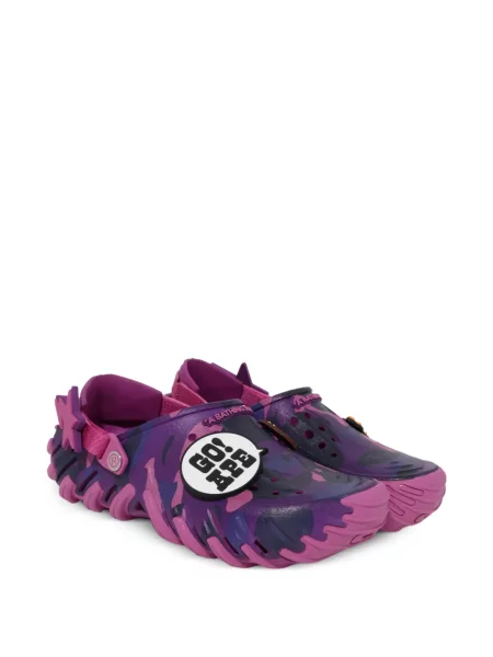 Saboți Crocs cu imagine cu model camuflaj roz