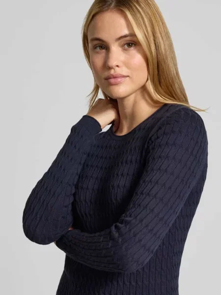 Sweter z dzianiny o kroju slim fit ze ściegiem warkoczowym Christian Berg Woman granatowy