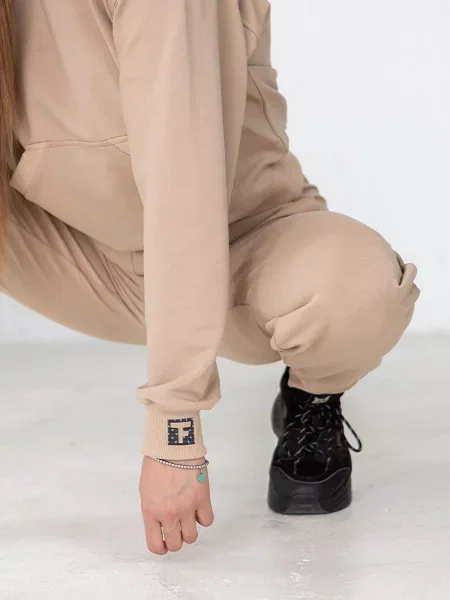 Женский спортивный костюм с капюшоном бежевий