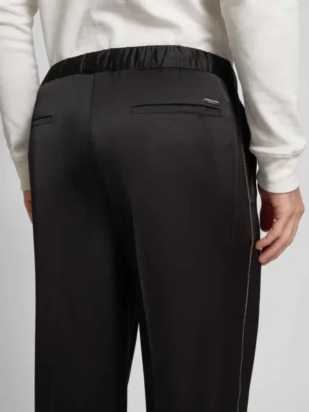 Spodnie materiałowe o kroju relaxed fit z naszywką z logo Scotch & Soda czarne