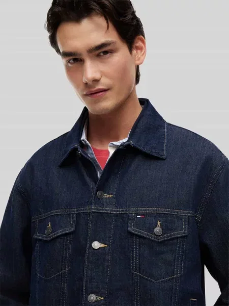 Kurtka jeansowa o kroju regular fit z mieszanki bawełny i lnu Tommy Jeans granatowa