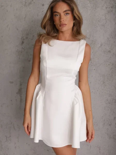 Rochie evazată cu croială elegantă care evidențiază talia Aikamna albă