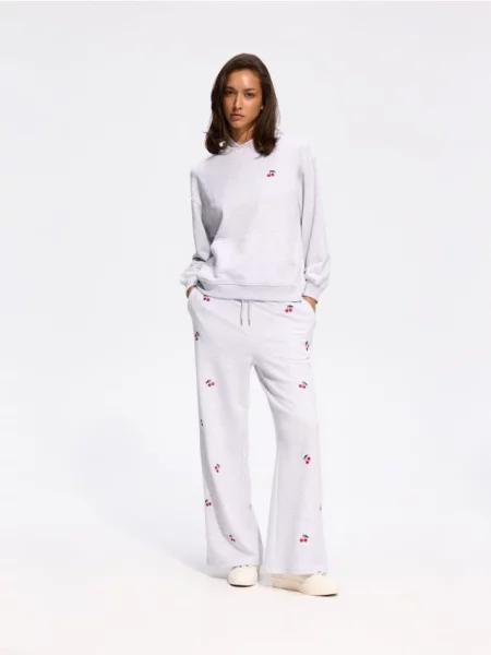 Reserved Pantaloni de trening cu broderie deschis gri