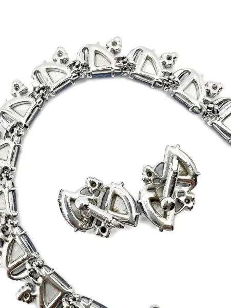 Колие Jennifer Gibson Jewellery сребристо
