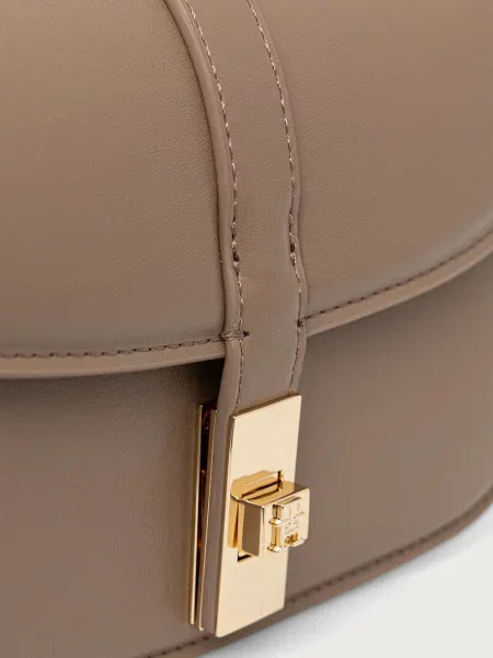 Tommy Hilfiger чанта crossbody дамска от имитация на кожа бежово