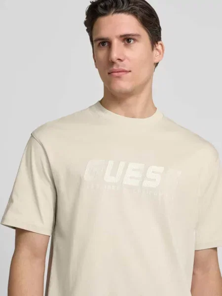 T-shirt z nadrukiem z logo model ‘SURON’ Guess Activewear beżowa