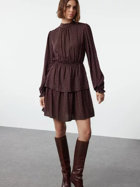 Sukienka mini Trendyol w grochy z okrągłym dekoltem garniturowa brązowa