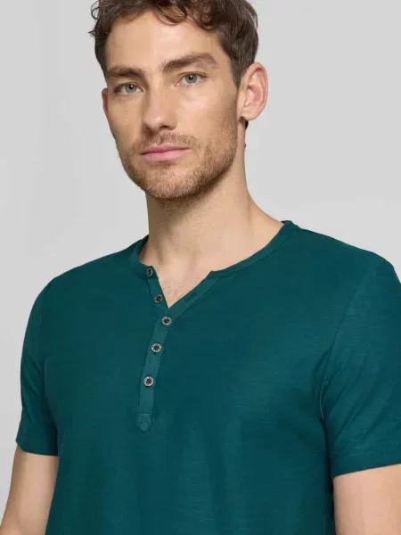 T-shirt z dekoltem w serek i listwą guzikową Mcneal zielona