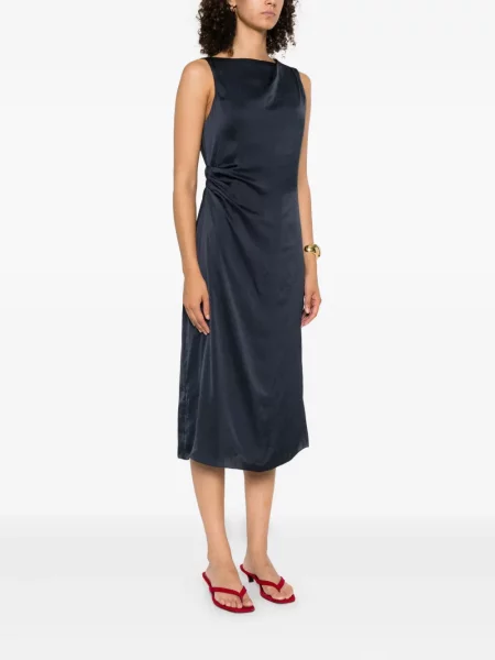 Rochie Theory drapată de costum albastru