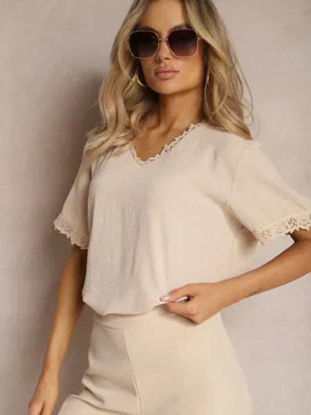 Bluză cu terminații din dantelă și decolteu în V Mallana bej