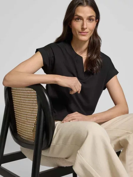 T-shirt z dekoltem w serek model ‘DERBY’ Soyaconcept czarna