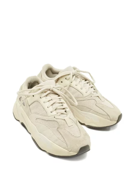 Sneakerși Adidas Yeezy din piele de căprioară