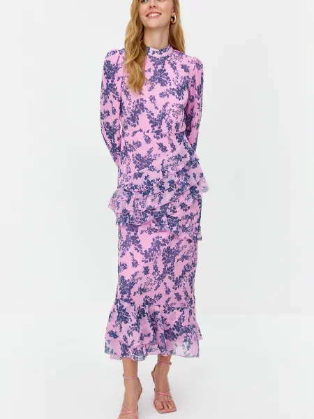Sukienka Trendyol szyfonowa w kwiatki z falbankami różowa
