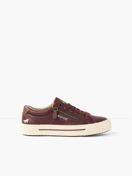 Sneakersy marki Mustang z zamkiem czerwone