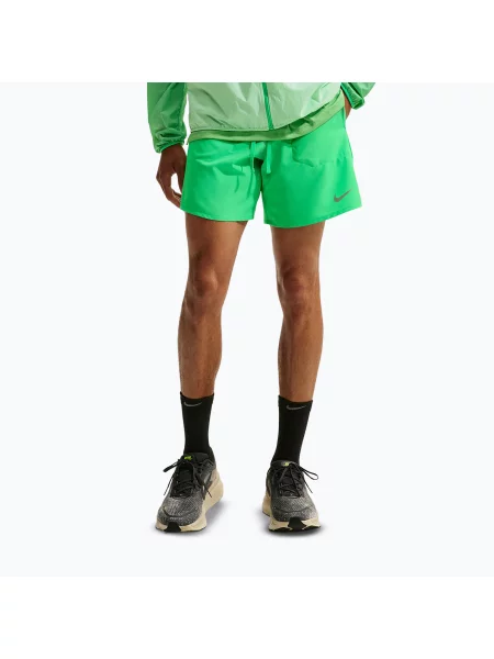 Pantaloni scurți de alergare pentru bărbați Nike Stride Dri-Fit 7" green spark verde