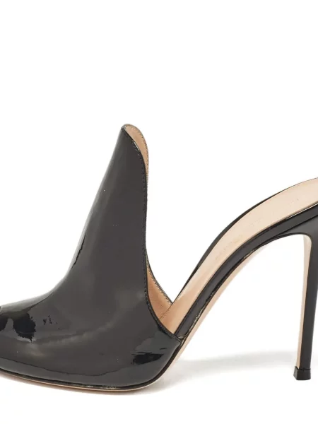 Papuci tip mules Gianvito Rossi din piele de lac negru