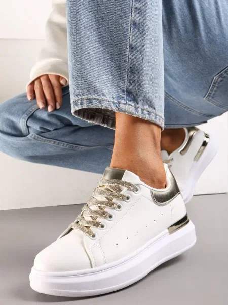 Biało-Złote Sneakersy z Brokatowymi Sznurowadłami i Metaliczną Wstawką na Platformie Vuriama białe