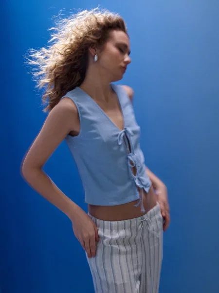 Жилет з декоративним зав’язуванням блакитний