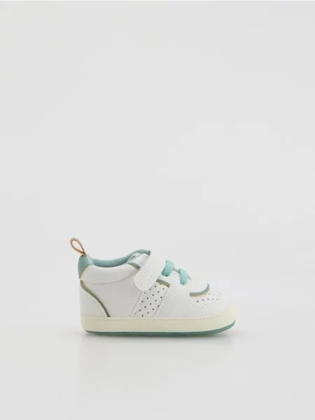 Reserved Pantofi cu scai alb