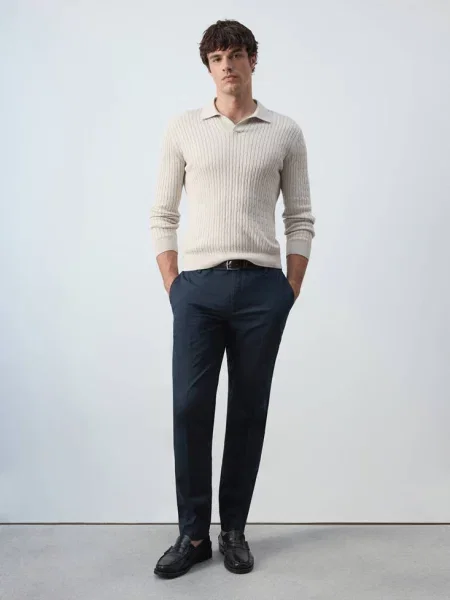 Sweter polo z dzianiny z mieszanki bawełny i lyocellu z warkoczowym splotem jasny / pastelowy Mężczyzna S MANGO MAN szary