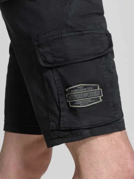 Bermudy o kroju regular fit z cargo Petrol czarne