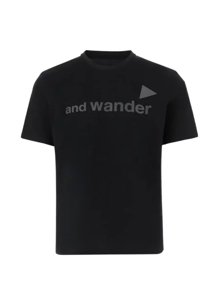Koszulka And Wander z nadrukiem czarna