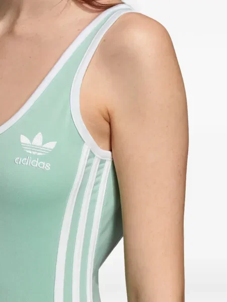 Legginsy Adidas do biegania z nadrukiem z dekoltem w serek czerwone