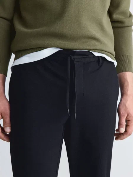 Spodnie slim fit comfort Thermolite® Mężczyzna 38 MANGO MAN czarny