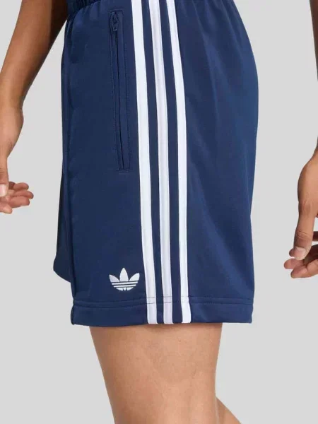 Spodnie dresowe o kroju loose fit z paskami w kontrastowym kolorze Adidas Originals granatowe