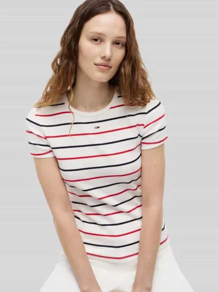 T-shirt o kroju slim fit z mieszanka bawełny z prążkowana dzianina Tommy Jeans biała