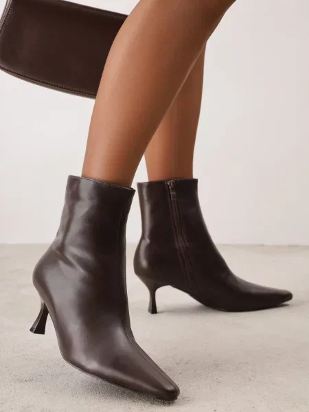 Botine cu stiletto tip kitten heel Crisil maro
