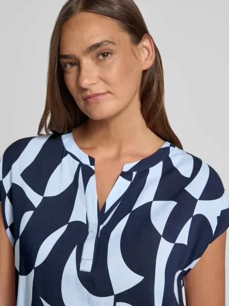 Bluzka o kroju regular fit z z dekoltem w serek model CHANISE' Soyaconcept