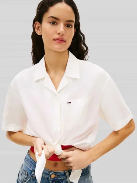 Bluzka lniana o kroju regular fit z mieszanki lnu z wiązanym detalem Tommy Jeans biała