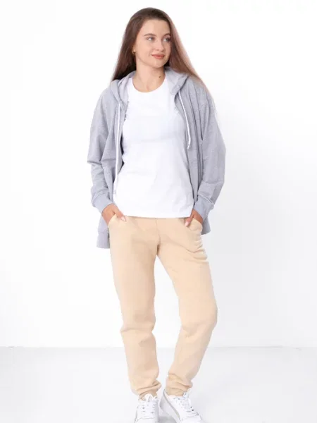 Джогери Носи своє бежевий